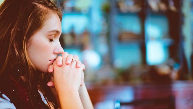 Lady praying - the key to effective discipleship is to be more like Christ